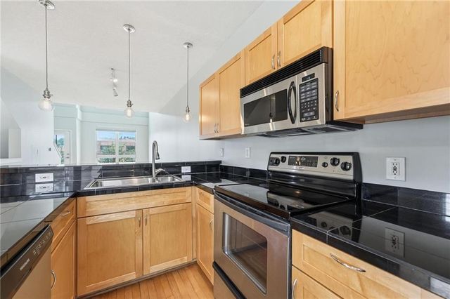 4577 Madison Avenue E4, Kansas City, MO 64111