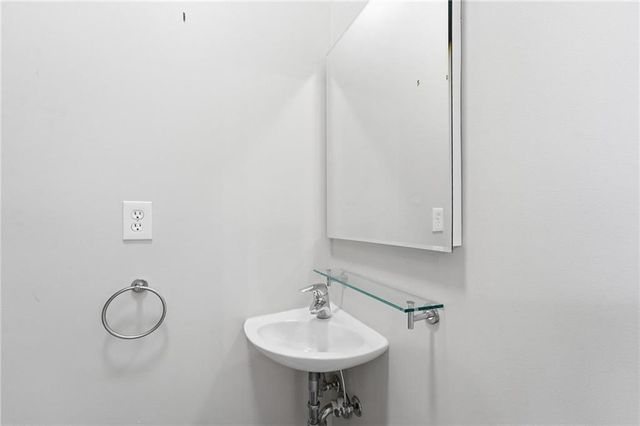 4577 Madison Avenue E4, Kansas City, MO 64111