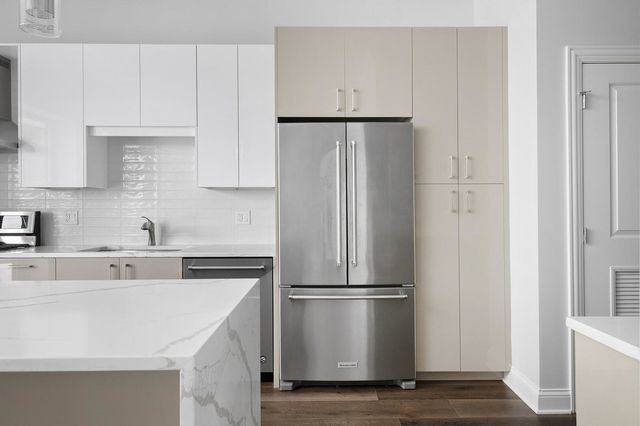 6555 W North Avenue 301, Oak Park, IL 60302