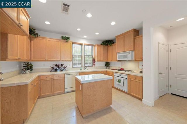 2003 De Anza Ln, Hercules, CA 94547