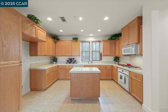 2003 De Anza Ln, Hercules, CA 94547