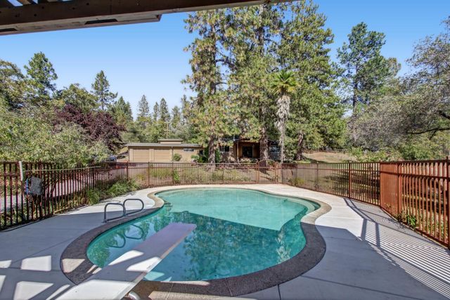 935 Whispering Pines Rd, Colfax, CA 95713