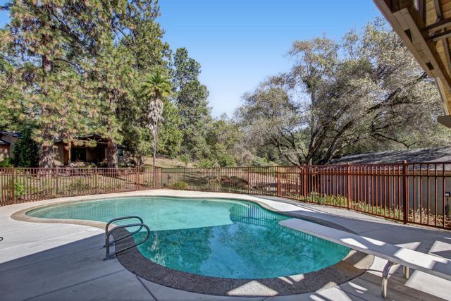 935 Whispering Pines Rd, Colfax, CA 95713
