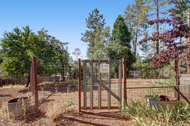 935 Whispering Pines Rd, Colfax, CA 95713