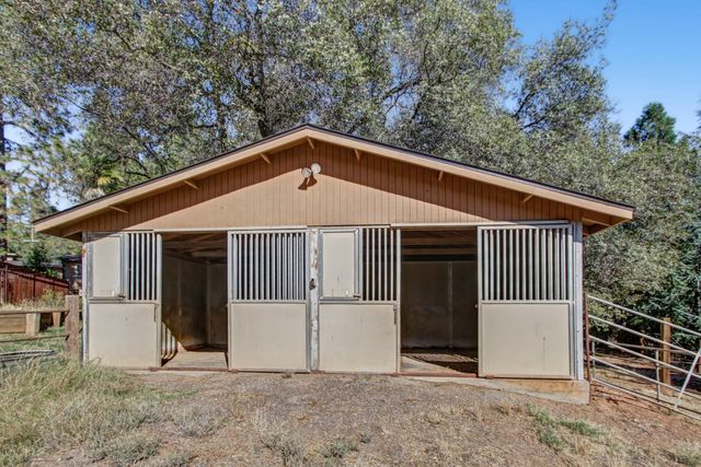 935 Whispering Pines Rd, Colfax, CA 95713