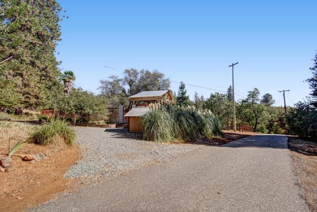 935 Whispering Pines Rd, Colfax, CA 95713