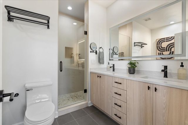 2976 N Riverwalk Drive 70, Chicago, IL 60618