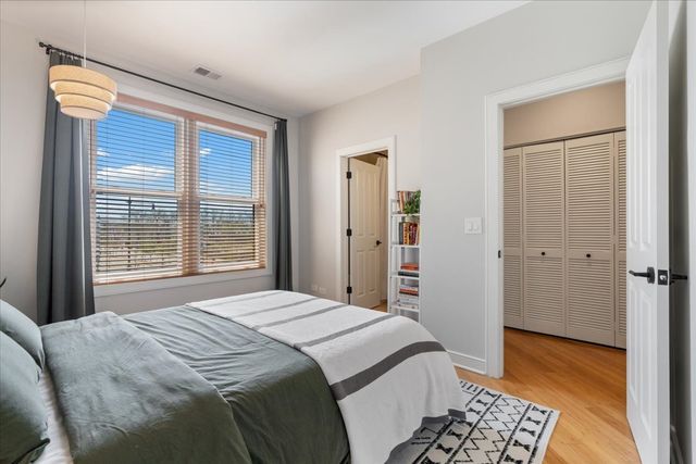 2976 N Riverwalk Drive 70, Chicago, IL 60618