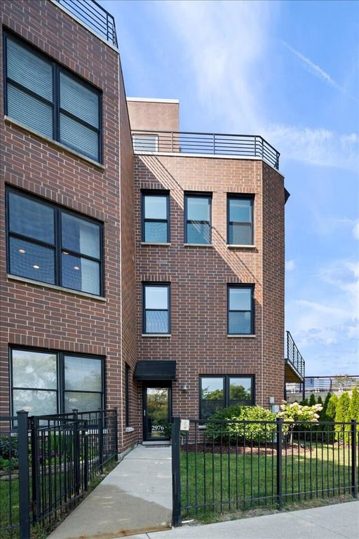 2976 N Riverwalk Drive 70, Chicago, IL 60618
