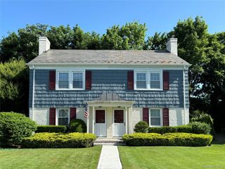 37 Bayview Court, Manhasset, NY 11030