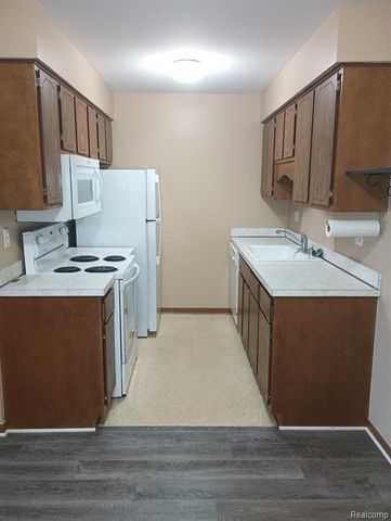 32608 E Harper Avenue 32, Saint Clair Shores, MI 48082