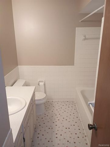 32608 E Harper Avenue 32, Saint Clair Shores, MI 48082