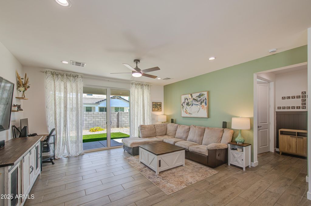 Image 5 of property listing at 266 E LELAND Road, San Tan Valley, AZ 85140