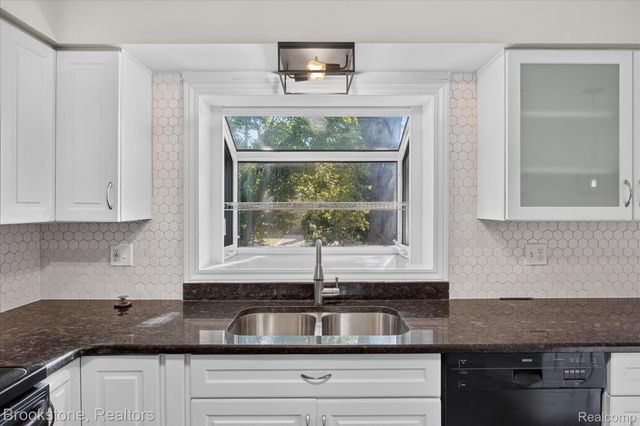 29110 Lake Park Drive, Farmington Hills, MI 48331