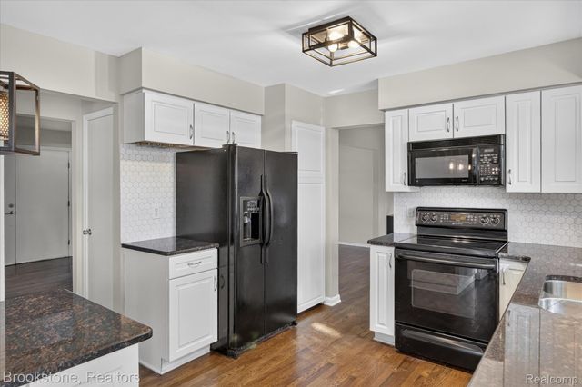 29110 Lake Park Drive, Farmington Hills, MI 48331