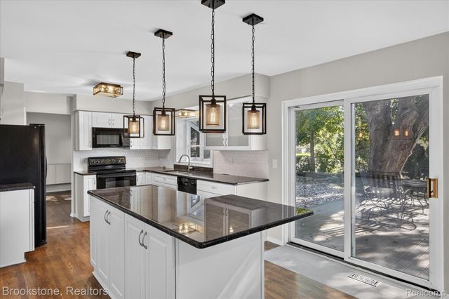 29110 Lake Park Drive, Farmington Hills, MI 48331