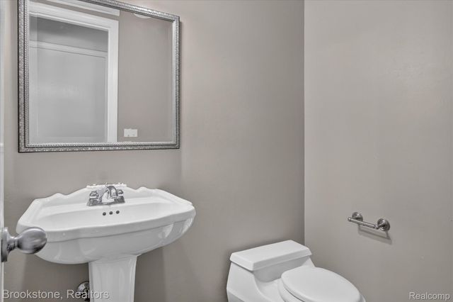 29110 Lake Park Drive, Farmington Hills, MI 48331