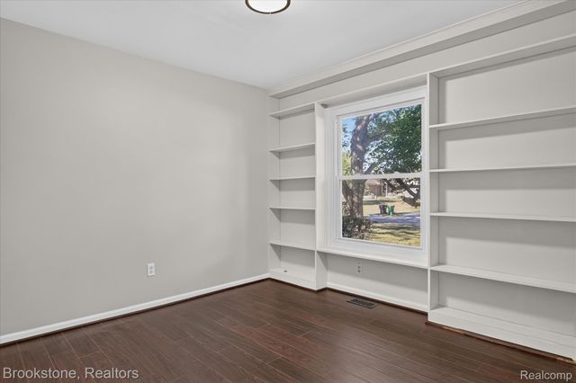29110 Lake Park Drive, Farmington Hills, MI 48331