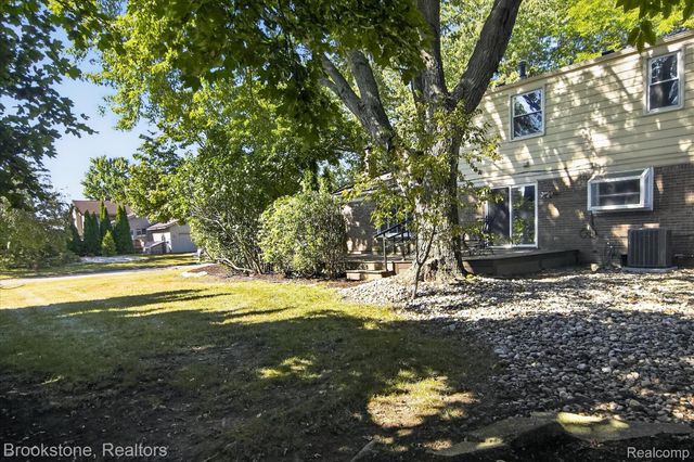 29110 Lake Park Drive, Farmington Hills, MI 48331