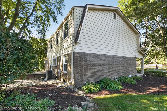 29110 Lake Park Drive, Farmington Hills, MI 48331