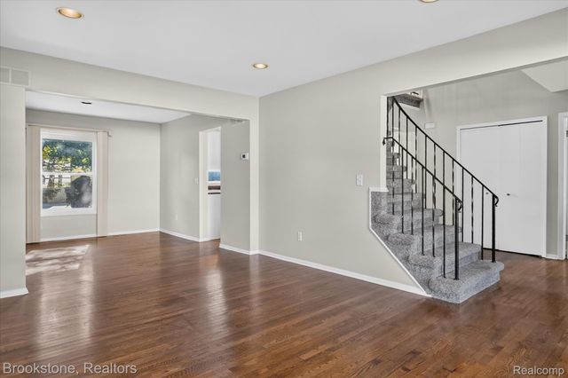 29110 Lake Park Drive, Farmington Hills, MI 48331
