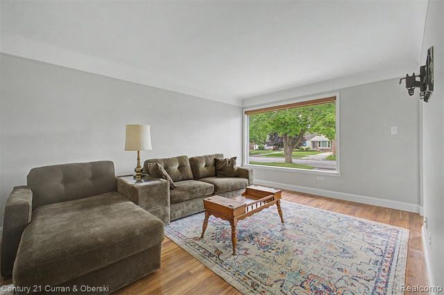9952 Park Avenue, Allen Park, MI 48101