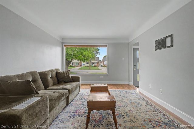 9952 Park Avenue, Allen Park, MI 48101
