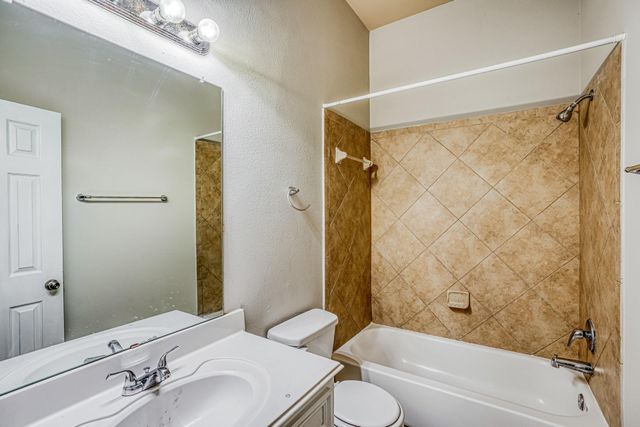 606 Red Oak Canyon Lane, La Marque, TX 77568