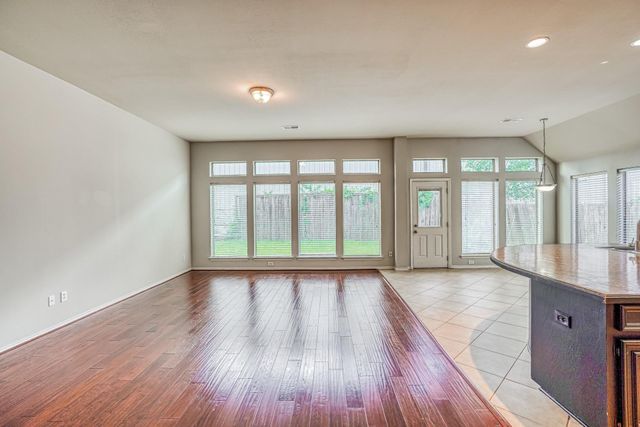 606 Red Oak Canyon Lane, La Marque, TX 77568