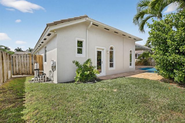 1221 NW 141st Ave, Pembroke Pines, FL 33028