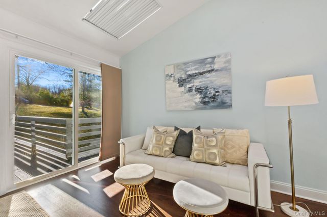 153 Deerfield Lane N, Pleasantville, NY 10570