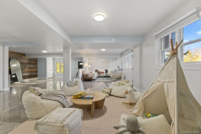 153 Deerfield Lane N, Pleasantville, NY 10570