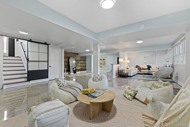 153 Deerfield Lane N, Pleasantville, NY 10570