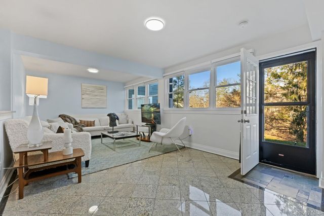 153 Deerfield Lane N, Pleasantville, NY 10570