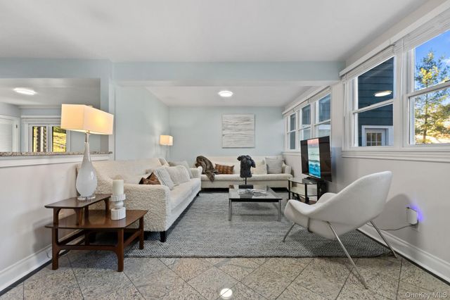 153 Deerfield Lane N, Pleasantville, NY 10570