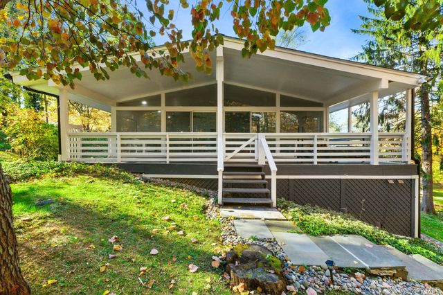 153 Deerfield Lane N, Pleasantville, NY 10570