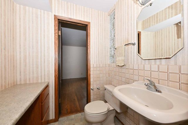 1956 Keith LANE, Grafton, WI 53024