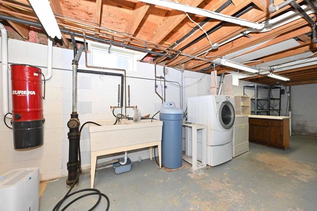 1956 Keith LANE, Grafton, WI 53024