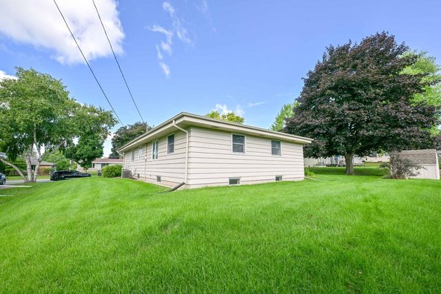 1956 Keith LANE, Grafton, WI 53024
