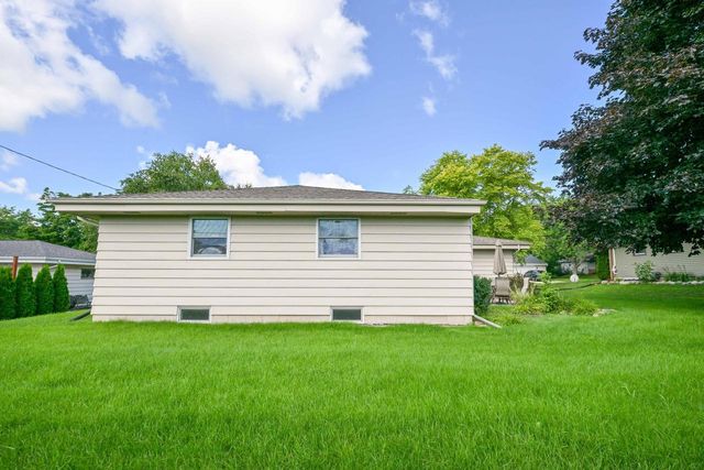1956 Keith LANE, Grafton, WI 53024