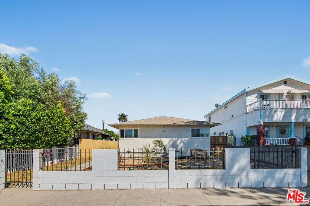 Image 1 of property listing at 2936 S Harvard Boulevard, Los Angeles, CA 90018