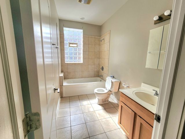 2320 E 70th Place 3, Chicago, IL 60649