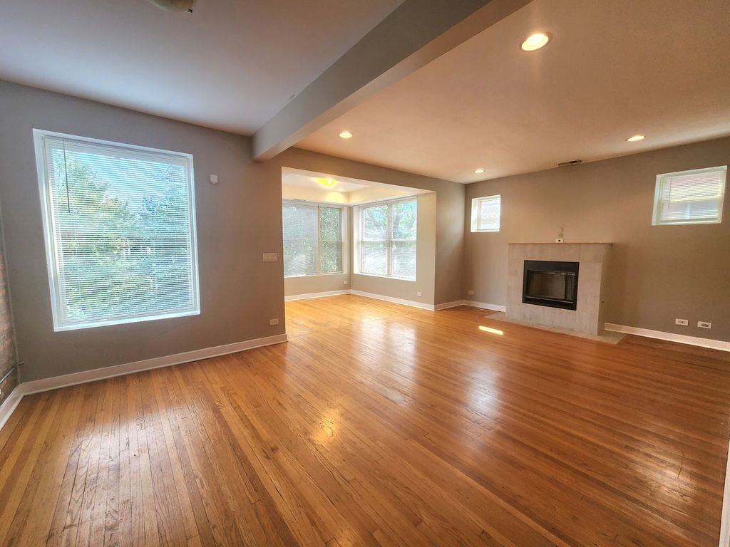 2320 E 70th Place 3, Chicago, IL 60649