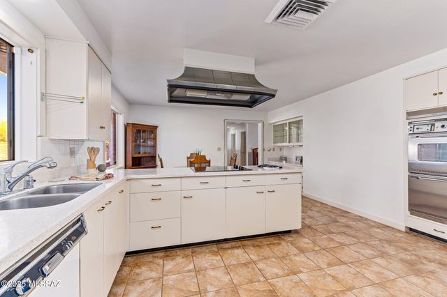 2635 E Camino la Zorrela, Tucson, AZ 85718