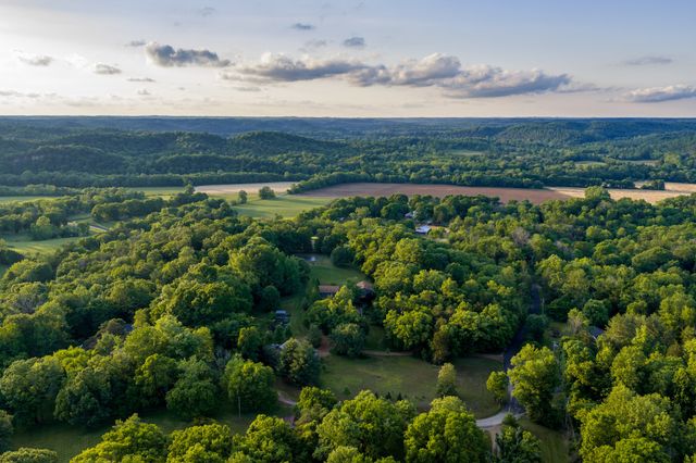 1098 Fred Gibbs Rd, White Bluff, TN 37187