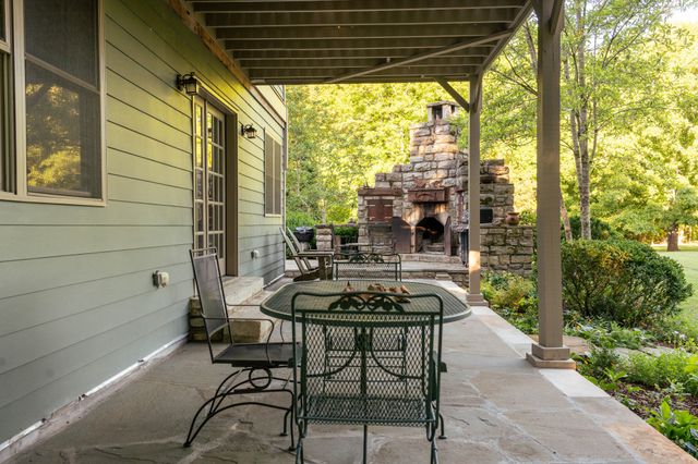 1098 Fred Gibbs Rd, White Bluff, TN 37187