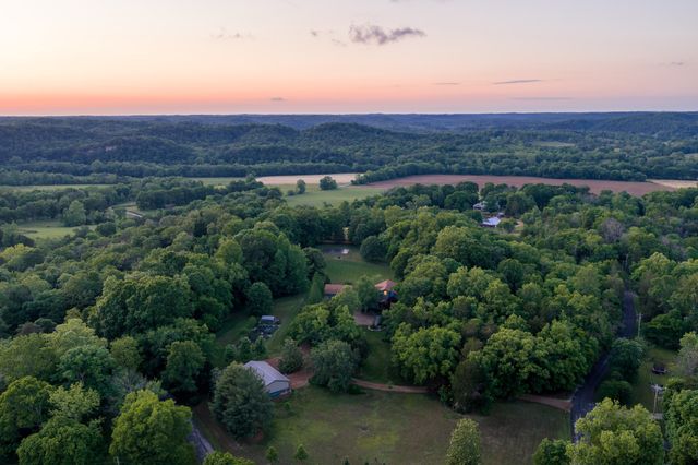 1098 Fred Gibbs Rd, White Bluff, TN 37187