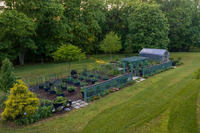 1098 Fred Gibbs Rd, White Bluff, TN 37187