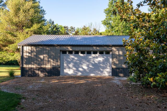 1098 Fred Gibbs Rd, White Bluff, TN 37187