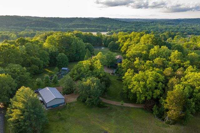1098 Fred Gibbs Rd, White Bluff, TN 37187